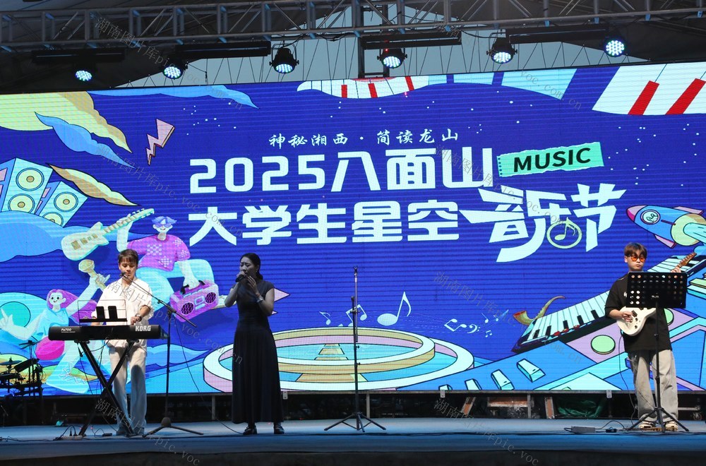  返乡大学生用音乐点燃乡村激情
