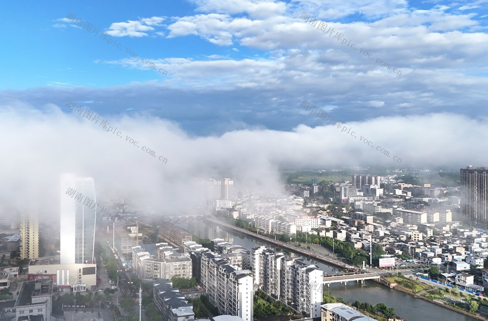 云雾缭绕美如画