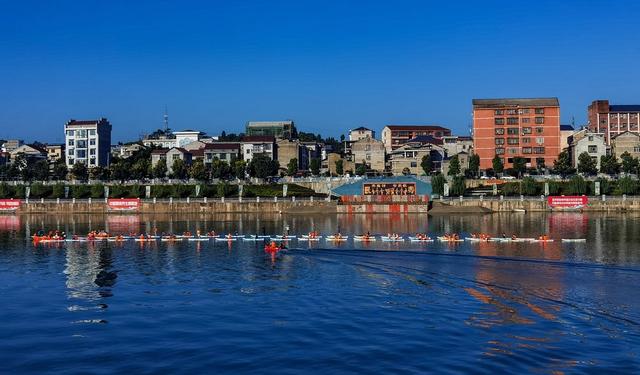 乐坐桨板 悠悠游江