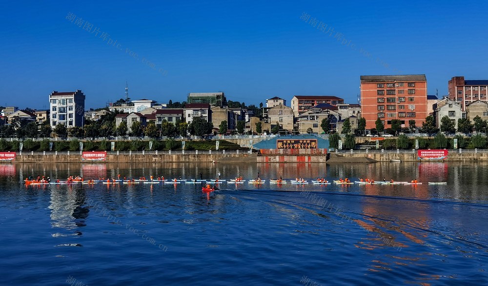 乐坐桨板 悠悠游江