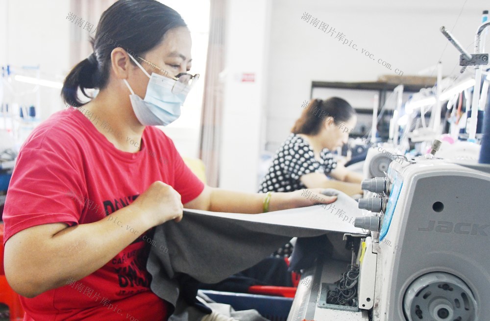 赶制校服迎开学