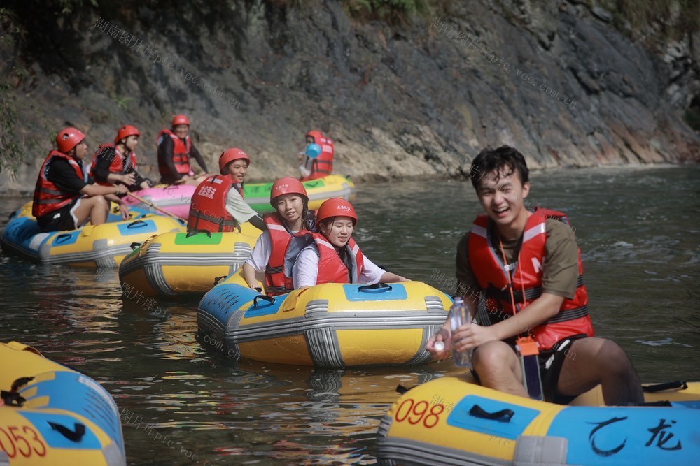 避暑游、旅游、亲水、漂流、游客
