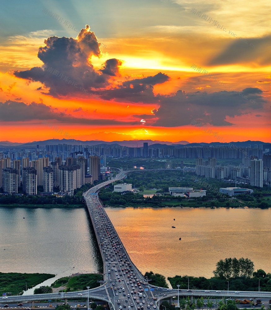 高架 湘江大桥 相机新区 快速路 堵车 车流