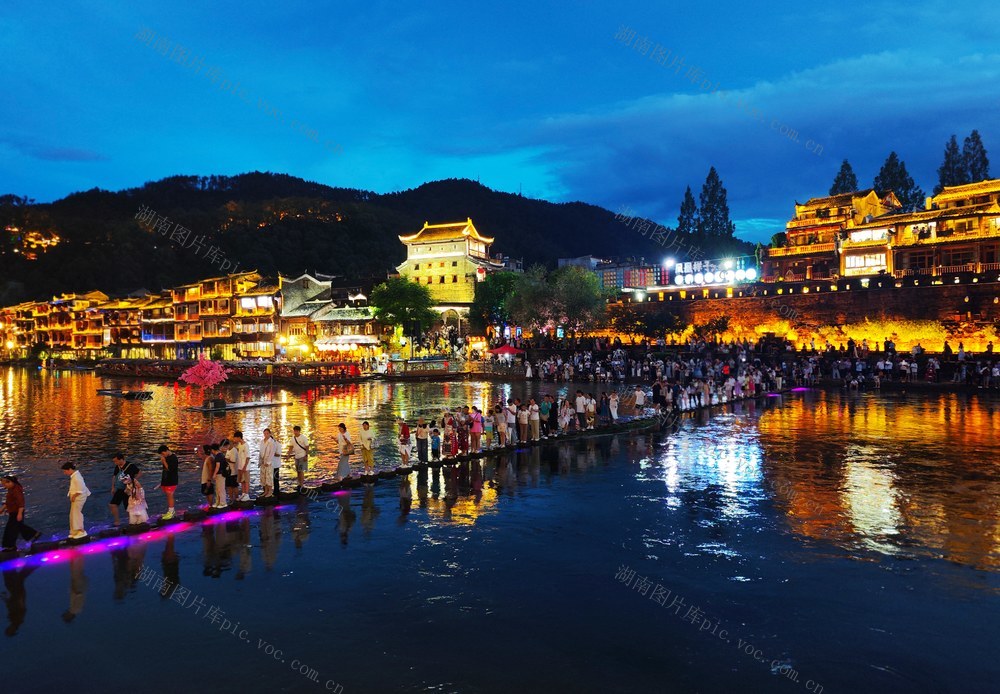 凤凰古城 灯火璀璨 光影变幻 游客在 “夜游”体验 