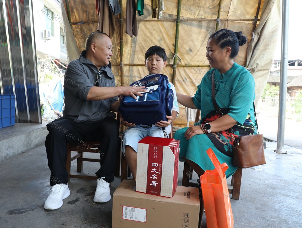   金秋助学      情暖学子