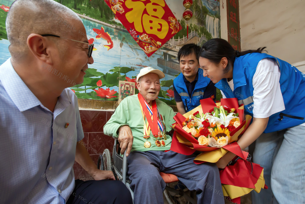 抗日战争 抗战胜利 抗战老兵 返乡务农 八路军 共产党 冀鲁豫军分区 淮海战役 海南大学 准大学生 录取通知书