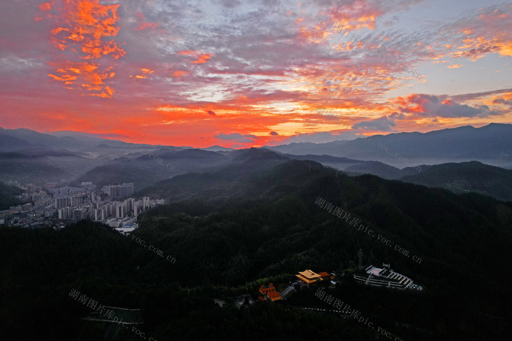 湖南桂东 晨羲 千嶂，山城 霞 醒