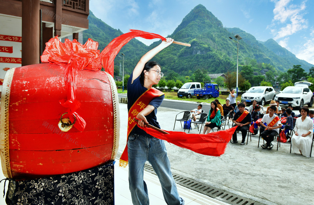 助学金  大学生 发放  苗鼓 文艺 表演 助学