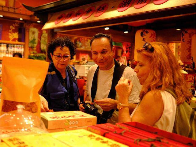 外国游客，逛市集