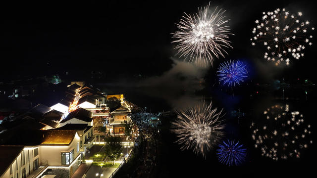 航拍  湖南  郴州  苏仙区  飞天山  景区  瓦窑坪  瓦窑坪景区开街二周年  沉浸式演绎  国风秀  烟花秀  火壶表演  活动  碧水丹霞  千年烟火气  游客  