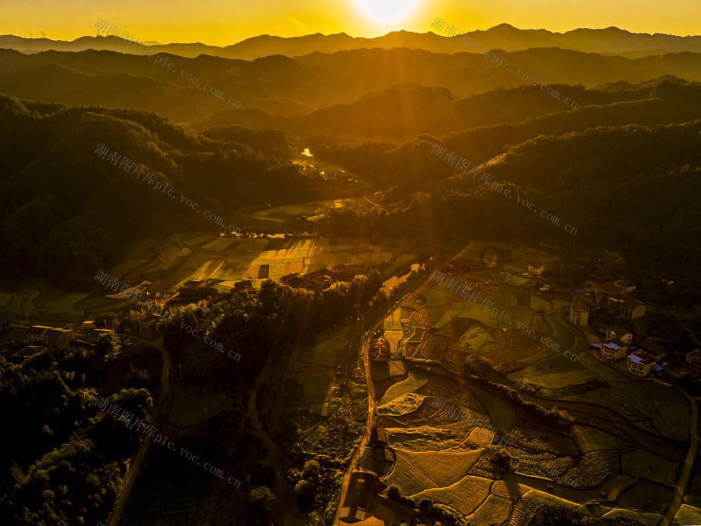 夕照 山乡 山峦 层叠 小溪 民居 美丽 画卷