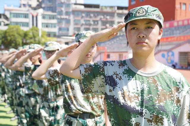 8月25日，湖南省隆回一中组织高一新生军训，通过队列、敬礼等课目训练和国防知识学习，助力新生锤炼坚定意志，厚植爱国情怀。