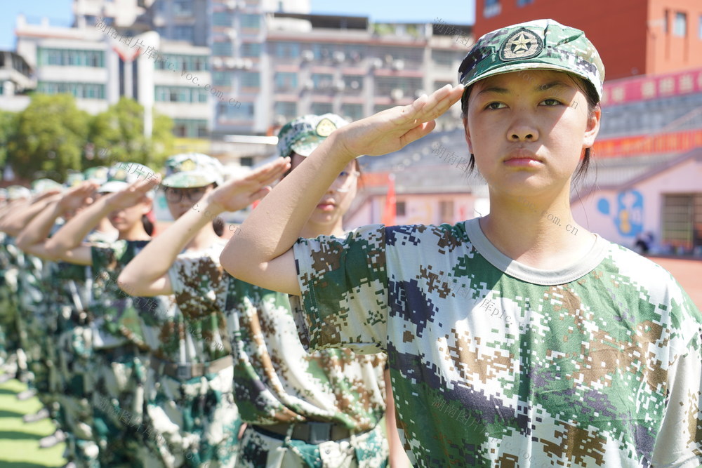 8月25日，湖南省隆回一中组织高一新生军训，通过队列、敬礼等课目训练和国防知识学习，助力新生锤炼坚定意志，厚植爱国情怀。