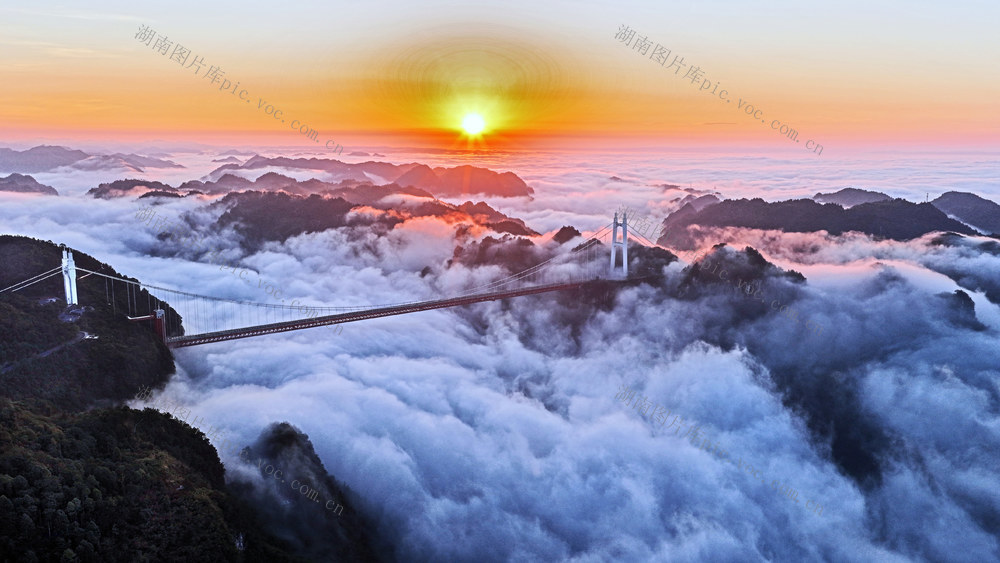 秋日 云雾 山峦 大桥 公路 美景