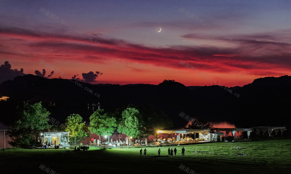 郴州  苏仙  飞天山  国家地质公园  翠江  晚霞  游客  休闲  纳凉  