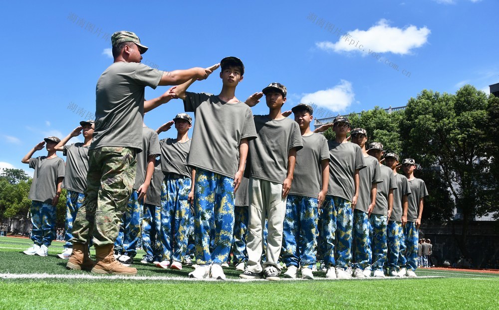 新生军训迎开学