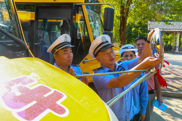 校车  安检  开学  安全