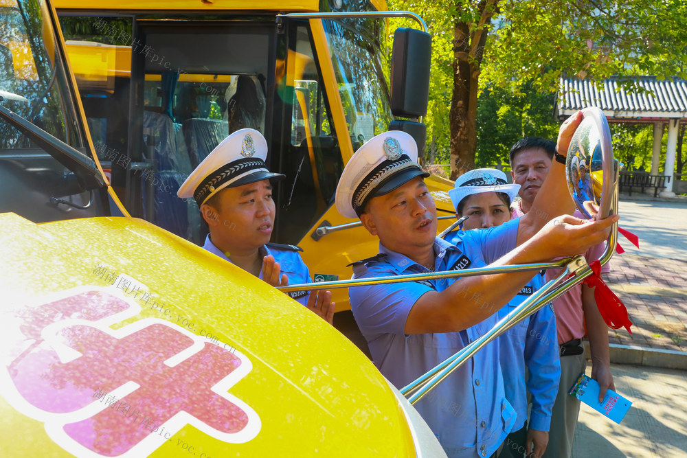校车  安检  开学  安全