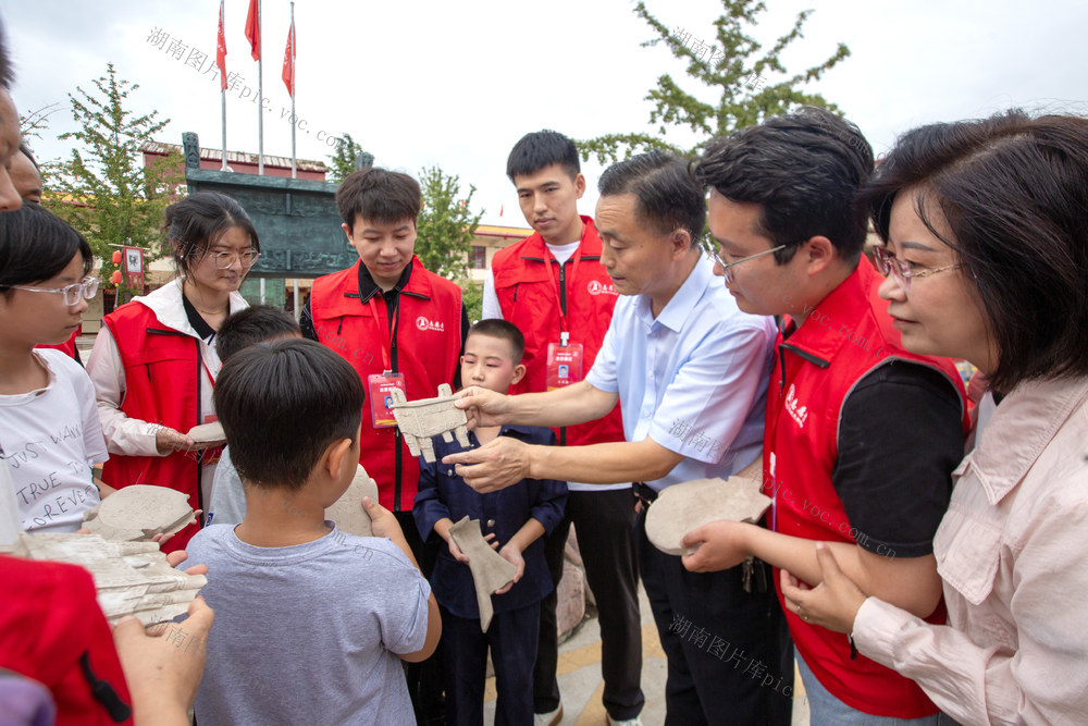 研学 小朋友 青铜器 司母戊鼎 殷商文明 铸铜工艺 古法制作 翻模技术 工匠精神 护鼎英雄吴培文