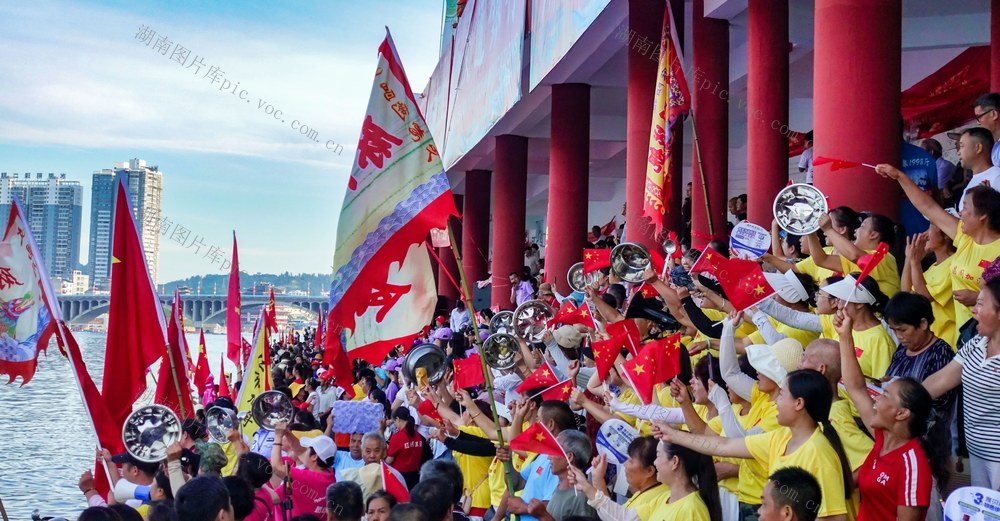龙舟赛场加油声声