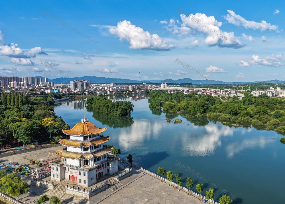 2025年8月25日，湖南省永州市道县城区，穿境而过的潇水河面倒映蓝天白云，水天一色，构成一幅赏心悦目的画卷。蒋克青摄影 