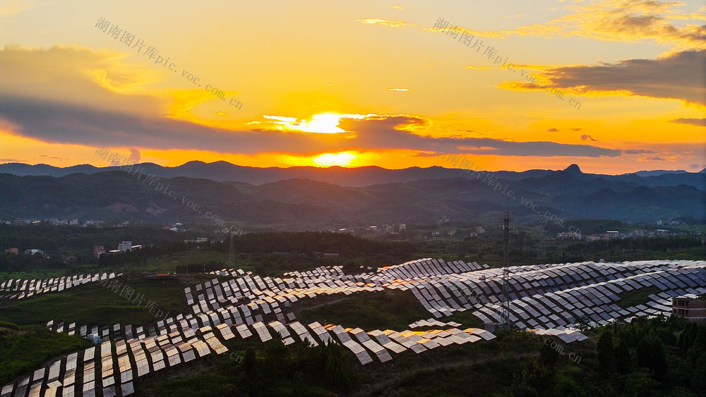晚霞  光伏  映照  壮美  如画