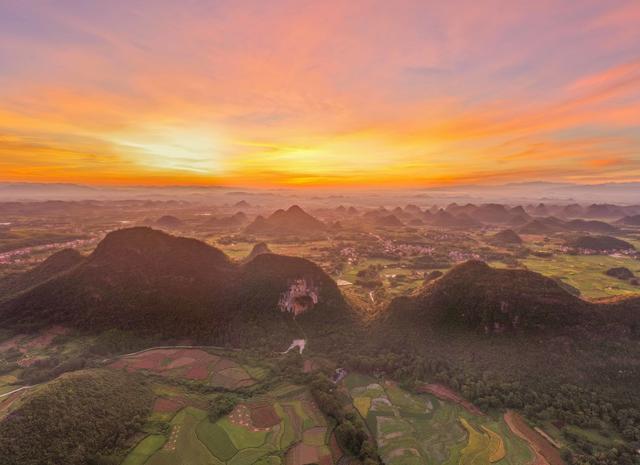 2025年8月26日，湖南省永州市道县月岩风景区，群山在早霞和晨光的辉映下，美如画卷。