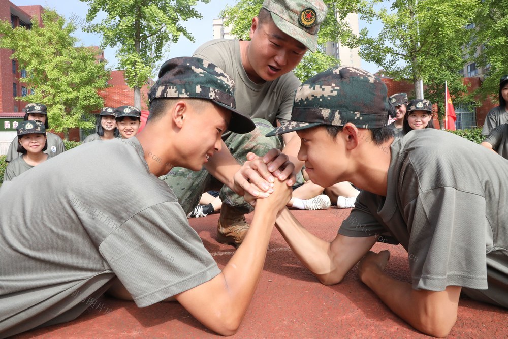 新生军训迎开学