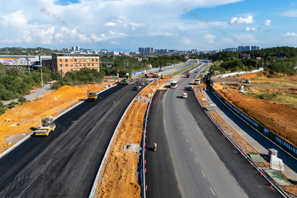 园区道路 战高温 施工忙