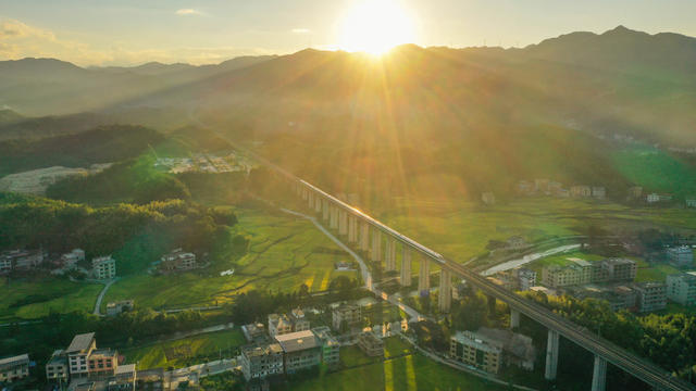 丰收 中稻 稻田 村庄 河流 交通 青山 美丽中国 美丽乡村 高铁