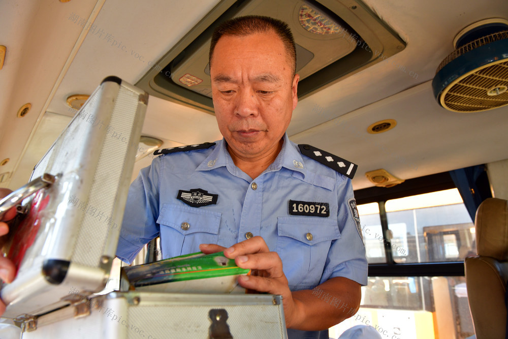 校车 安全 检测 交警 开学 护航