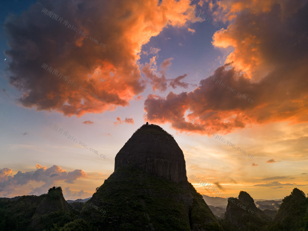 独岩 上空 火烧 云 壮观 
 秀丽