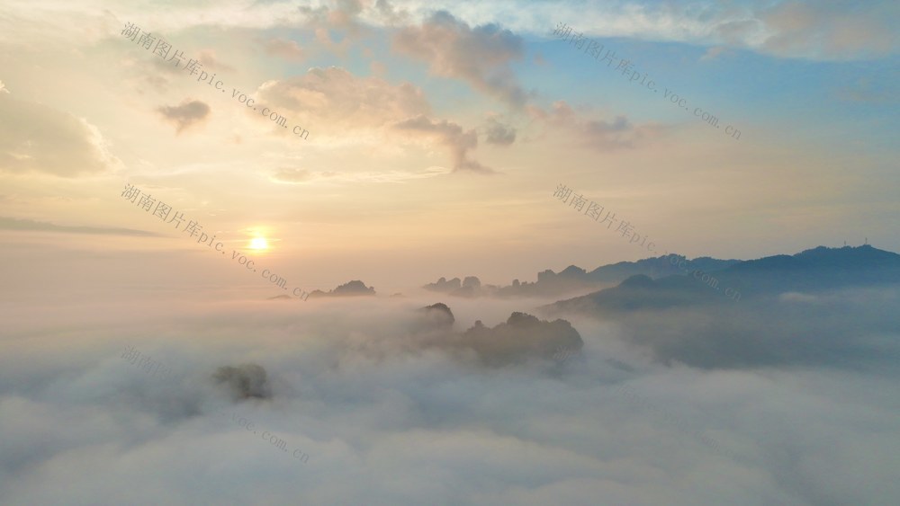 张家界袁家界朝霞云海美如画