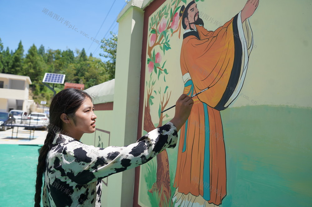 8月29日，刘慧婷在给村小画墙画。985大学生刘慧婷2019年毕业于山东大学艺术学院中国画专业，在大城市工作几年后，今年3月毅然回到家乡湖南省隆回县麻塘山乡尖山村创业。她利用村里气候凉爽、旅游资源丰富的优势，兴办高山民宿，发挥自己的美术特长，给村里的房子画墙画，并通过网络抖音平台，助销农产品，推介美丽乡村。