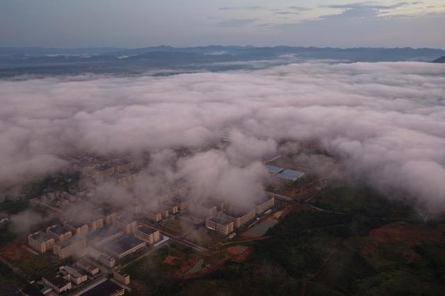 朝霞 云彩 城市、河流