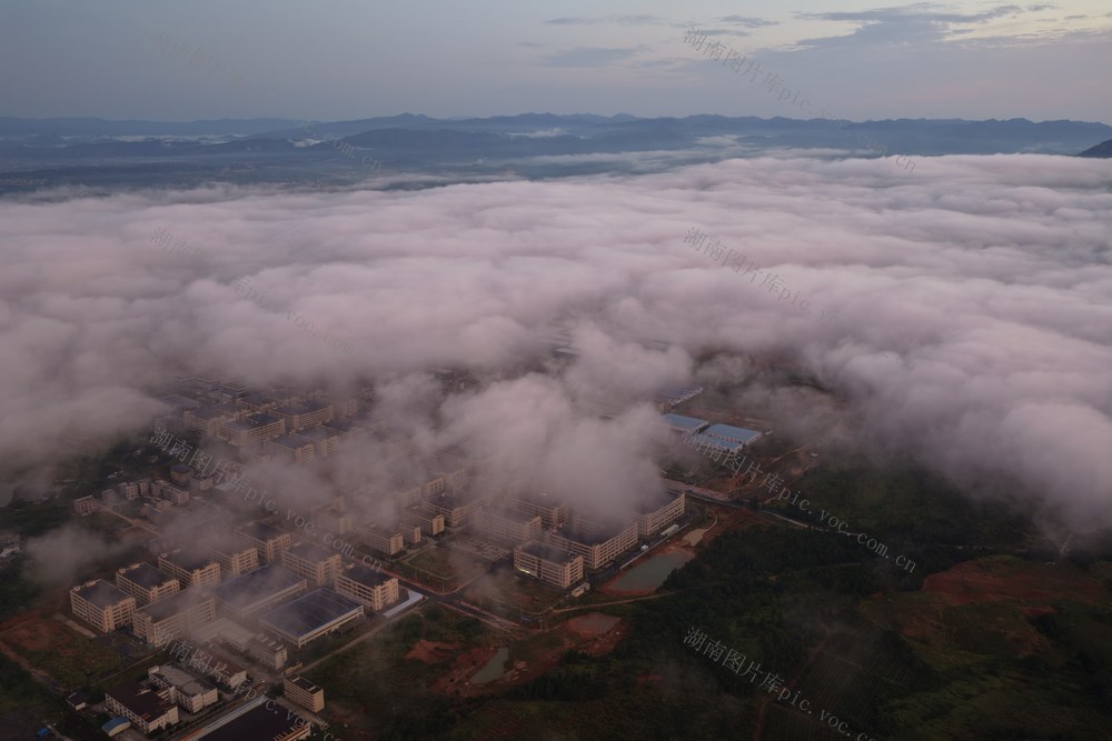 朝霞 云彩 城市、河流