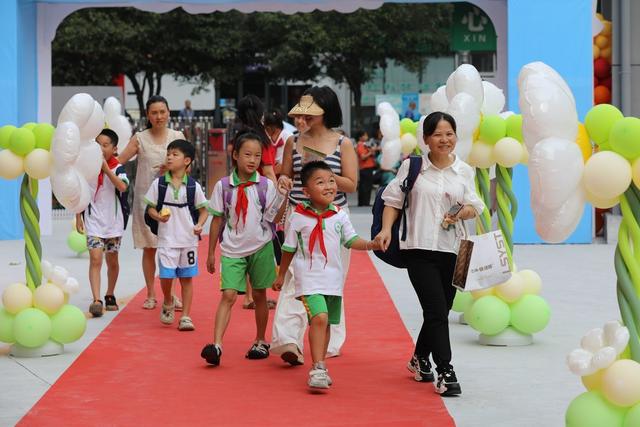 湘西  小学  开学  学生 建成  高兴
返校
