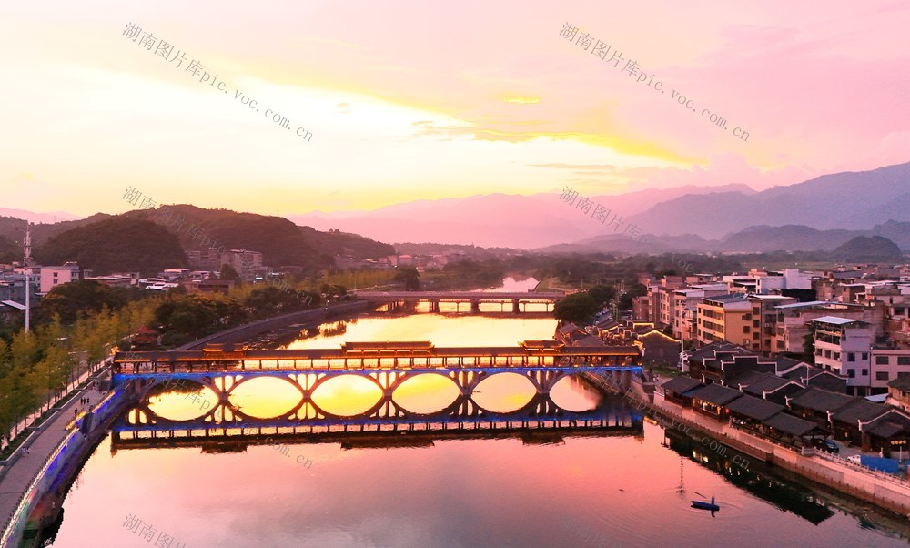 红霞满天  瑰丽画卷