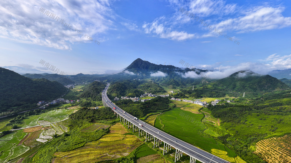乡村如画  青山翠绿  云雾飘渺  高速公路  五彩田园