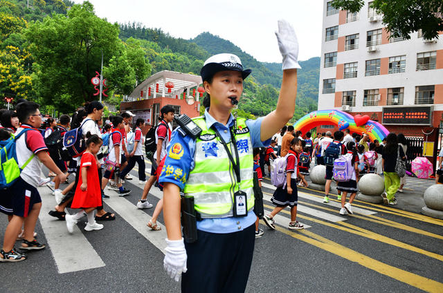 开学 女警 交通 学生 安全 守护