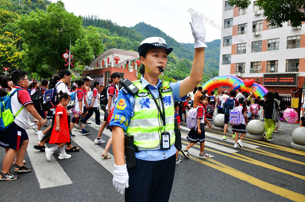 开学 女警 交通 学生 安全 守护