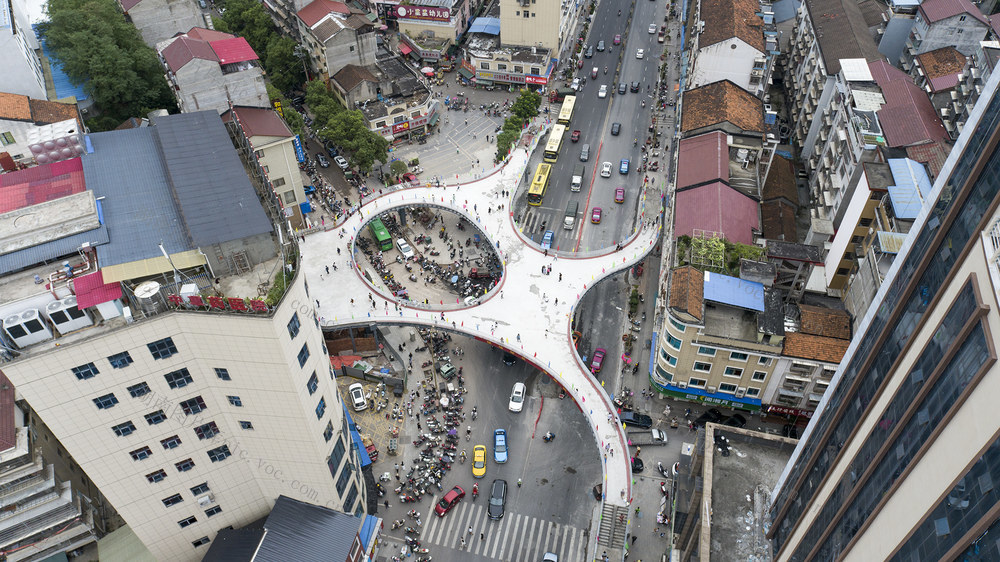 人行天桥 启用    缓解交通拥堵  保学生平安