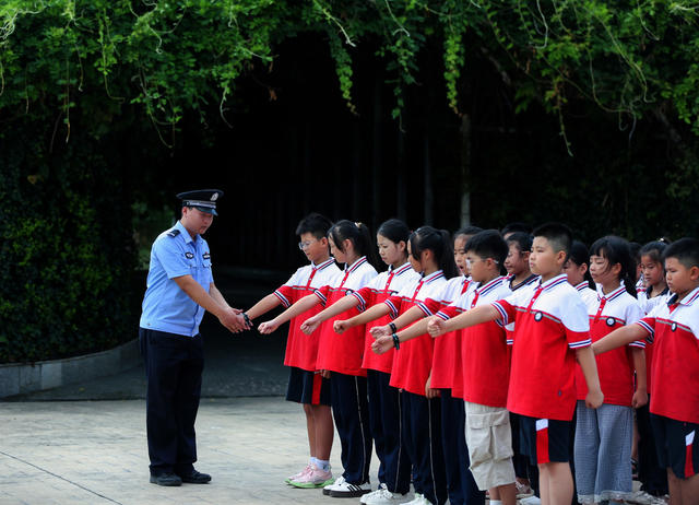 校园里举行“阅兵”活动