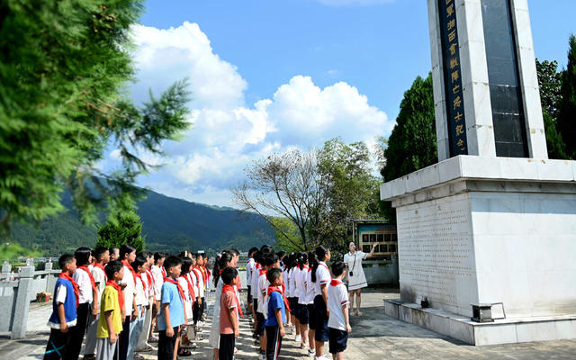 抗战事迹 教育 爱国主义 开学第一课 思政 活动 铭记 历史 传承 学生 老师 纪念塔  新学期  开学
