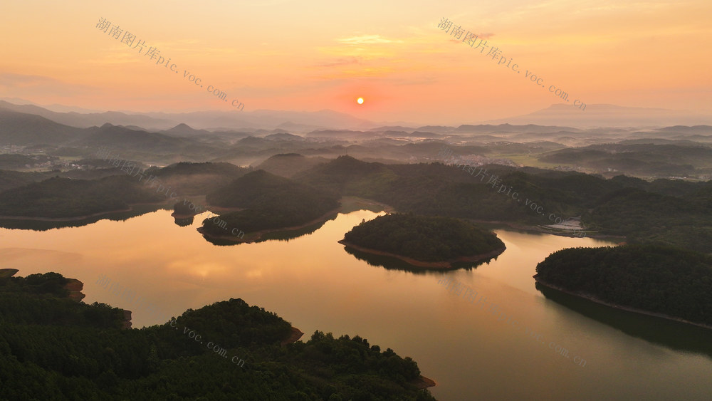 日出  霞光  映照  碧水