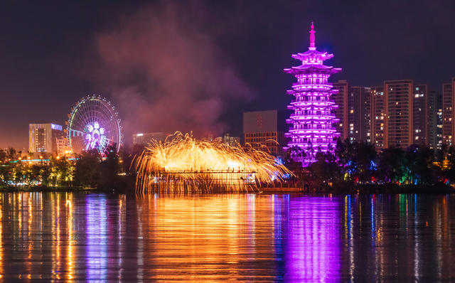 塔楼 夜景 灯光 紫色 水面 倒影 城市 建筑 夜晚 绚烂 绚丽 打铁花 非遗 洋湖 白鹭塔 七夕 浪漫