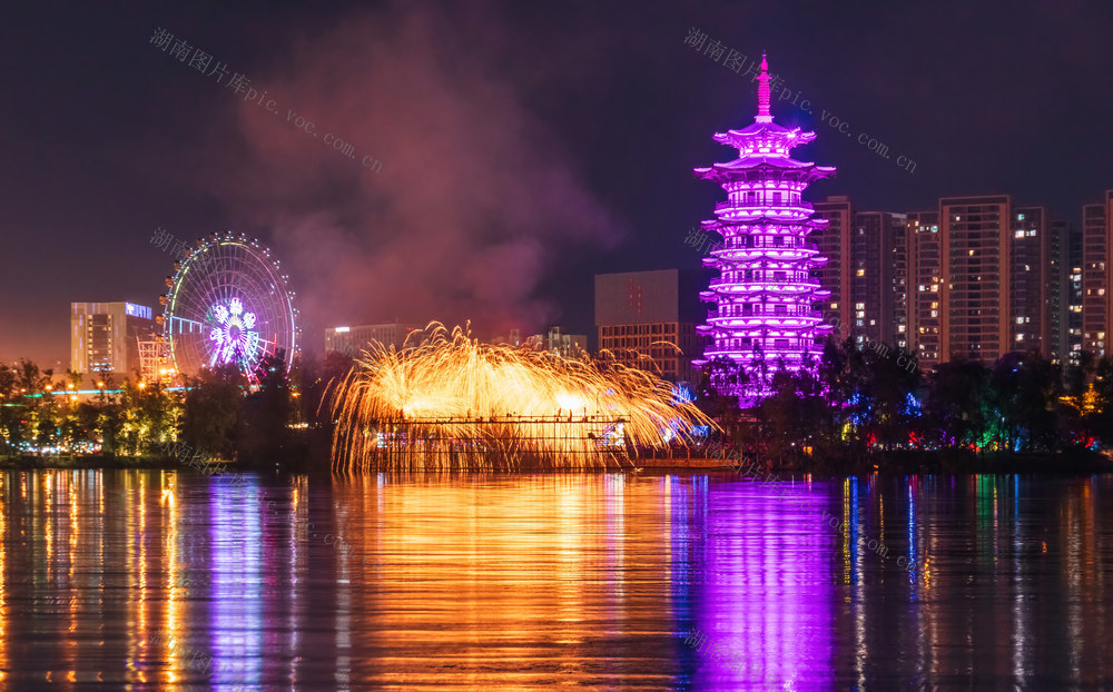 塔楼 夜景 灯光 紫色 水面 倒影 城市 建筑 夜晚 绚烂 绚丽 打铁花 非遗 洋湖 白鹭塔 七夕 浪漫
