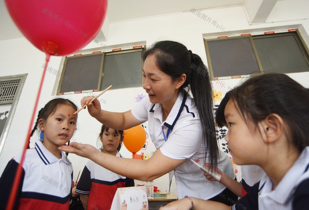嘉禾：朱砂启智学写“人”