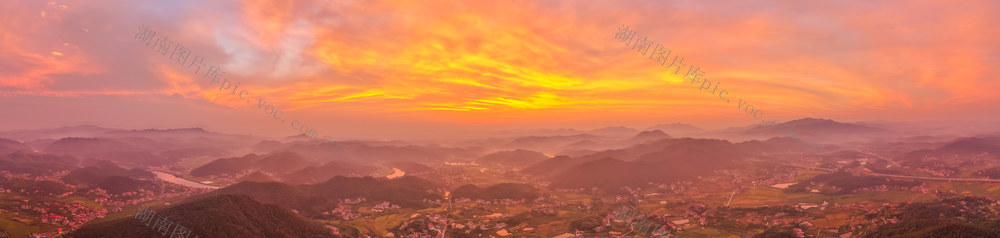 杏子铺镇涟水河畔，日出东方朝霞满天。