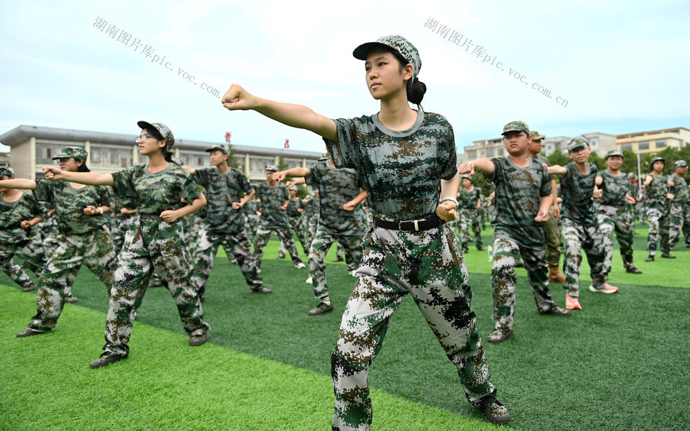 军训 教育 学生 学校 新学期 锤炼 国防观念 爱国情怀 毅力 集体